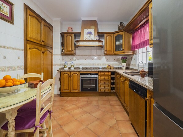 Refrigerador, microondas, horno y lavavajillas 