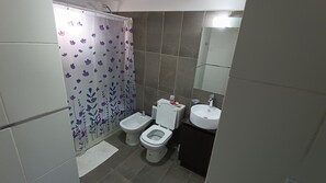 Bidé, håndklær, såpe og toalettpapir