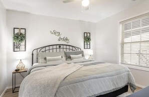 2 habitaciones, tabla de planchar con plancha, cuna de viaje y wifi