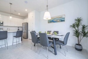 Comfort House, Pool Access | Dining room
