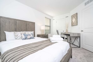 Comfort House, Pool Access | 3 bedrooms, individually decorated, individually furnished, desk