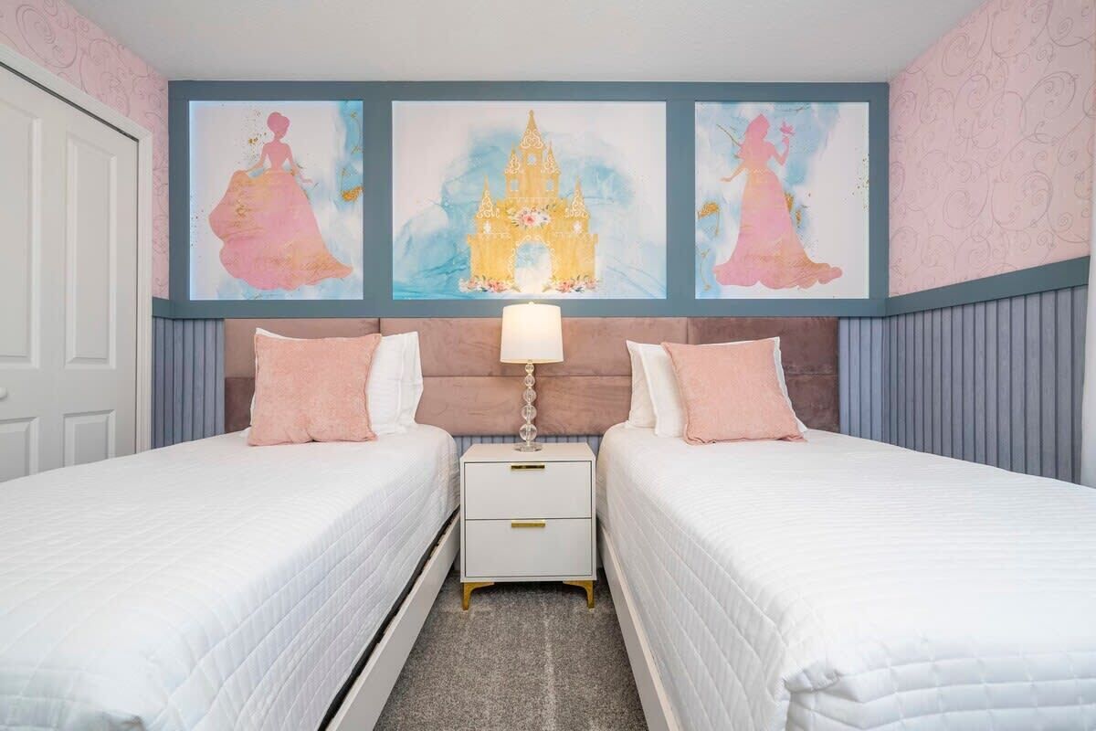 Une chambre avec deux lits, une table de chevet et trois œuvres d’art murales.
