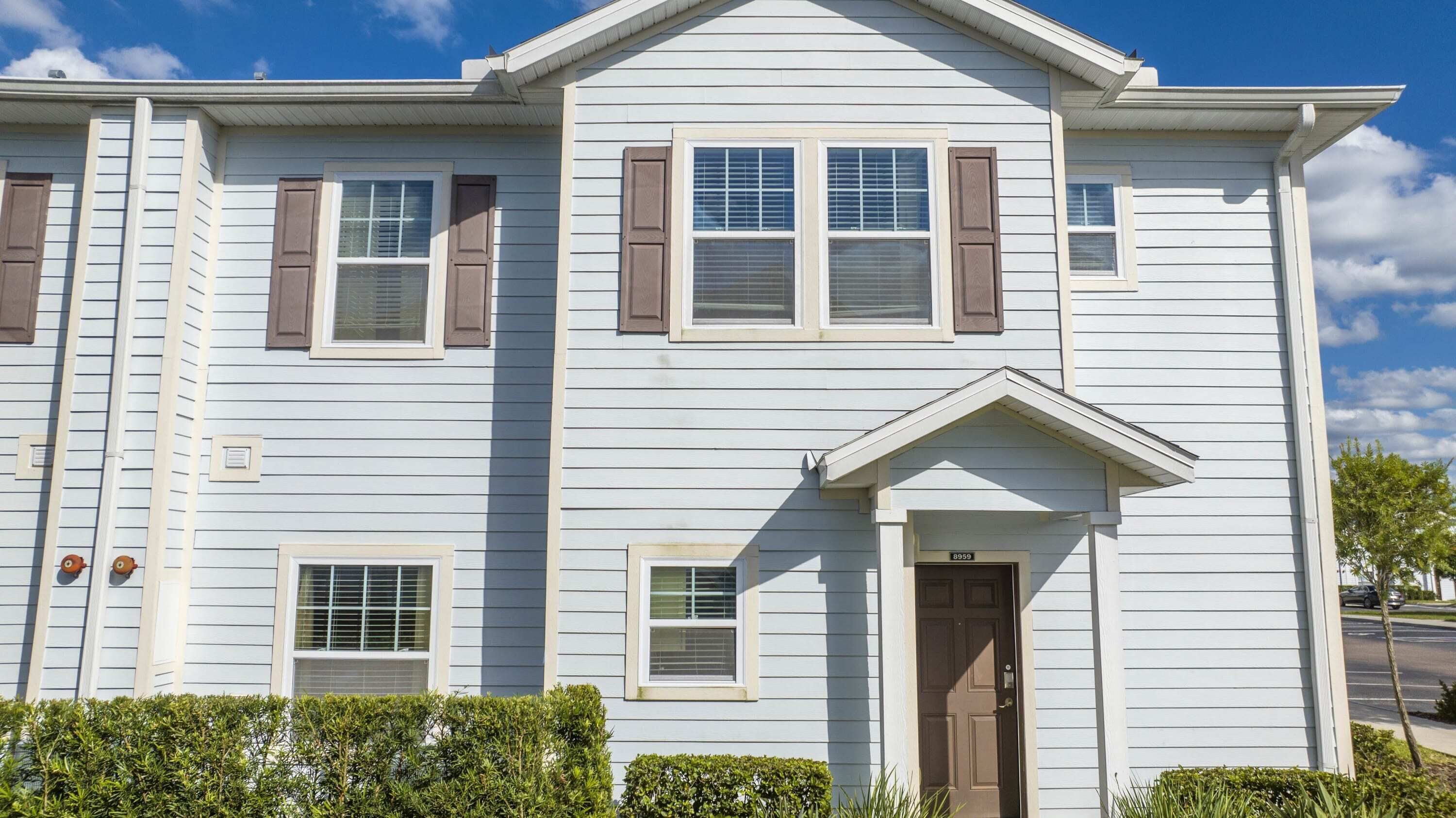 Vista frontal de la propiedad