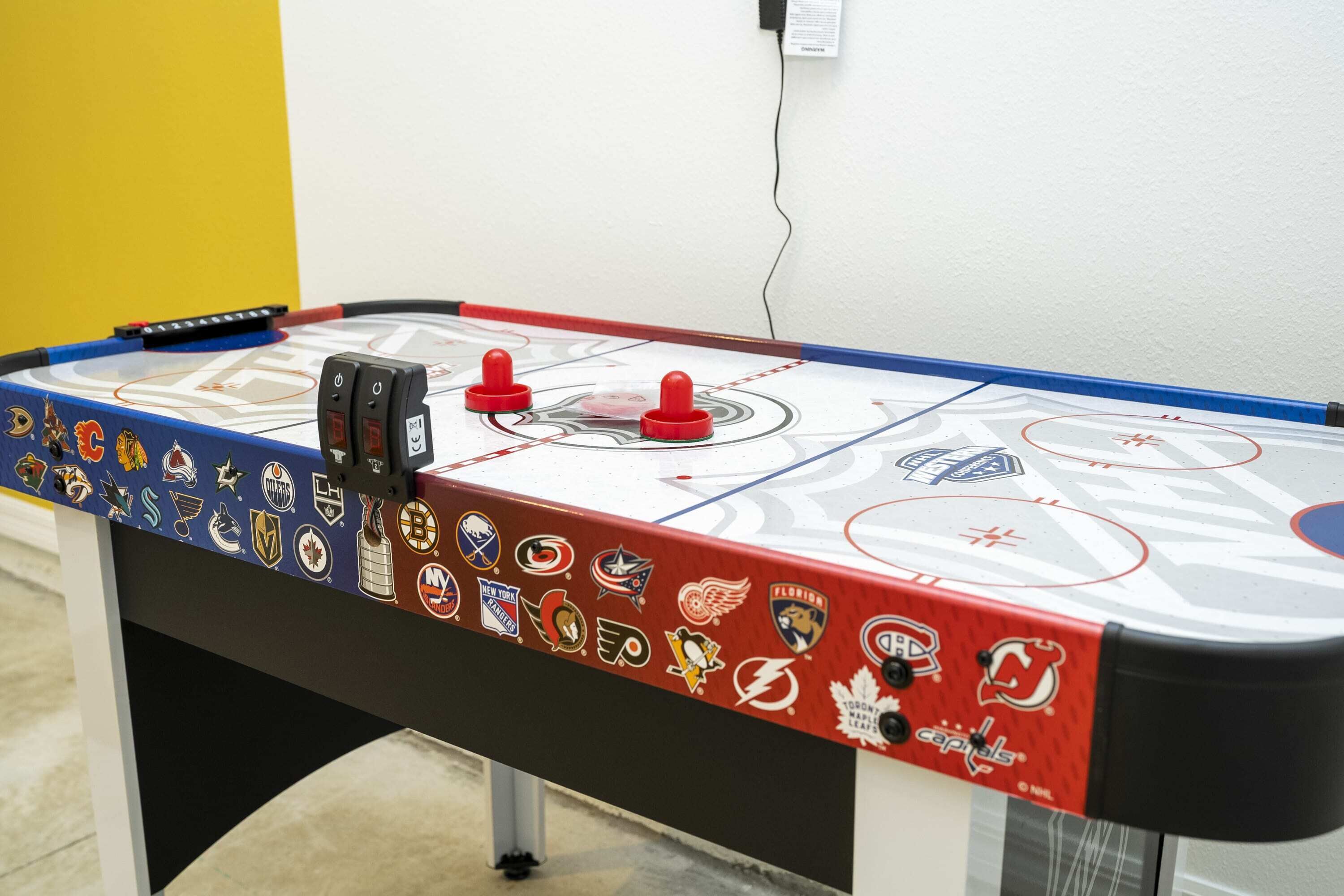 Ein Kicker mit NHL-Team-Logos.