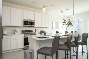 Comfort House | Private kitchen | Fridge, oven, stovetop, dishwasher - Stunning 3Bd With Game Room @ Enclaves Resort 1021 (Davenport)