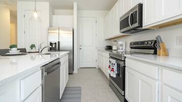 Comfort House | Private kitchen | Fridge, oven, stovetop, dishwasher