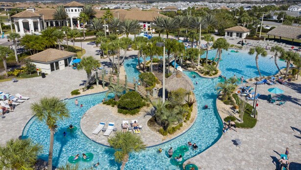 Ein Resort mit mehreren Swimmingpools, Palmen und Liegebereichen.