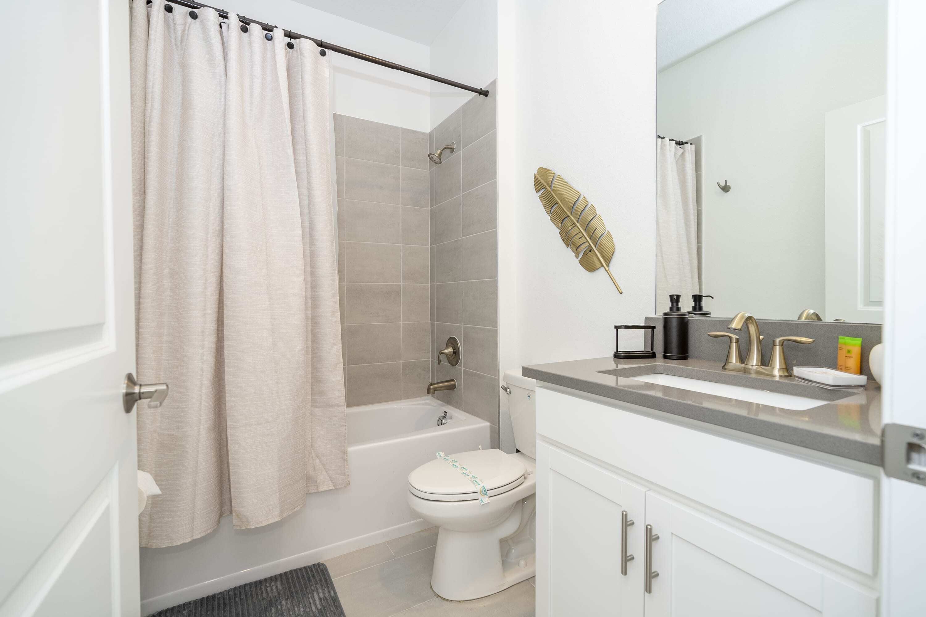 Une salle de bain avec une baignoire, des toilettes et un lavabo.