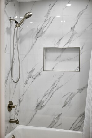 Dusche, Haartrockner, Handtücher, Seife