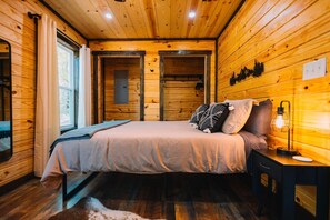 3 dormitorios, escritorio, tabla de planchar con plancha y cuna de viaje