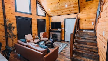 TV connectée, cheminée, livres