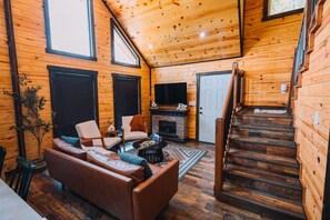 Una Smart TV, una chimenea, libros