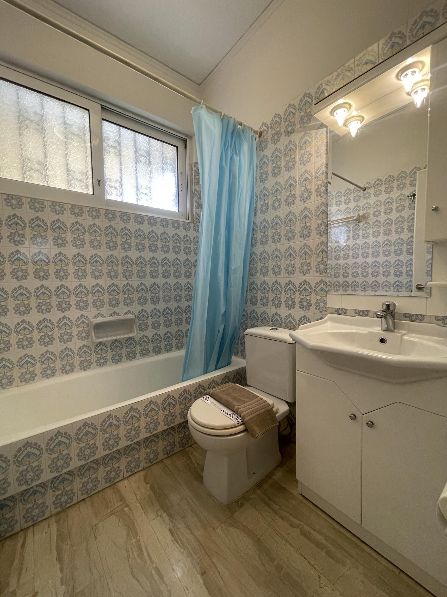 Een badkamer met bad, toilet en wastafel.