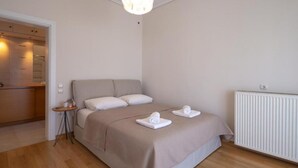 Une chambre à coucher avec un lit, une table de chevet et un radiateur.