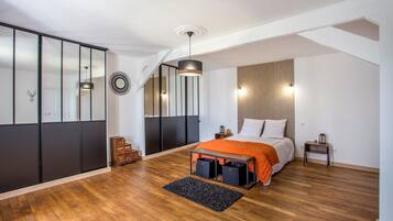 4 bedrooms, desk, iron/ironing board, free WiFi