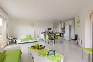 Una televisión, un reproductor de DVD, un reproductor estéreo