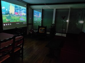 Tv, dvd-afspiller, bøger, videobibliotek