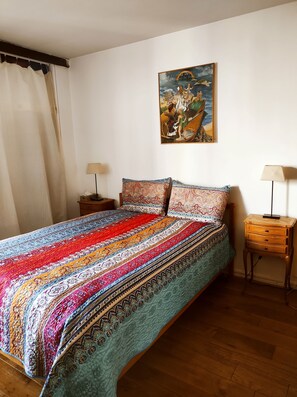 3 chambres, bureau, fer et planche à repasser, lit parapluie