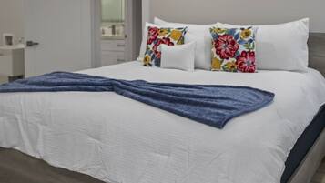 3 makuuhuonetta, työpöytä, silitysrauta/-lauta, ilmainen Wi-Fi