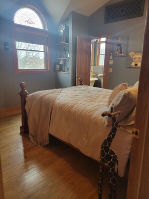 4 habitaciones, escritorio y tabla de planchar con plancha 