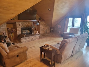 Smart TV, chimenea, libros y impresora 