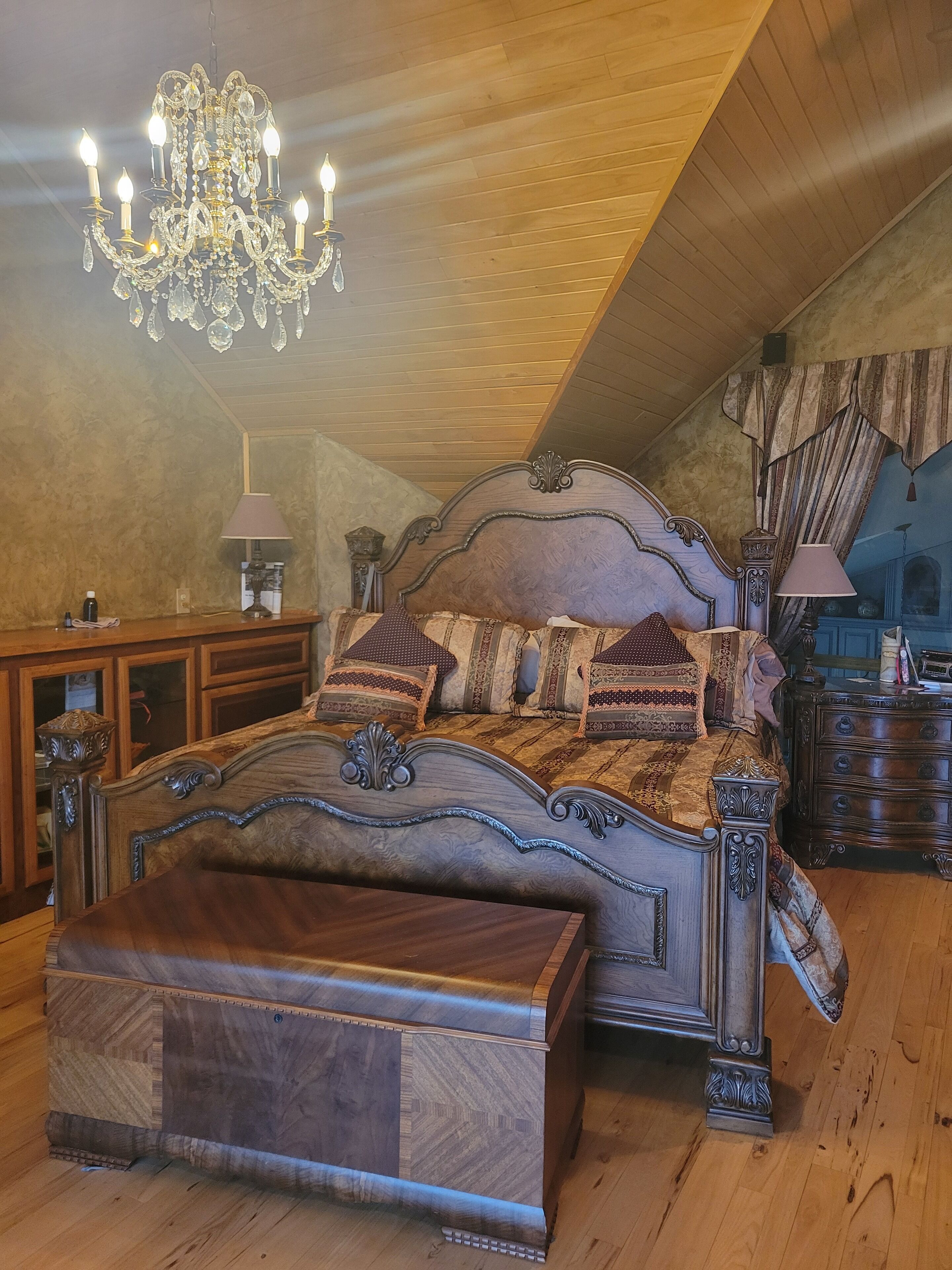 4 bedrooms, desk, iron/ironing board, travel crib
