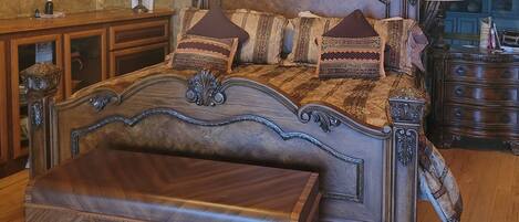 4 bedrooms, desk, iron/ironing board, travel crib