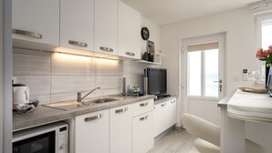 Kaffetrakter/tekoker, kjøleskap, mikrobølgeovn og kokeplater