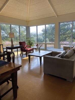 Smart-TV, DVD-Player, Bücher, Musikbibliothek