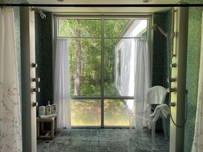 Shower, jetted tub, hair dryer, towels