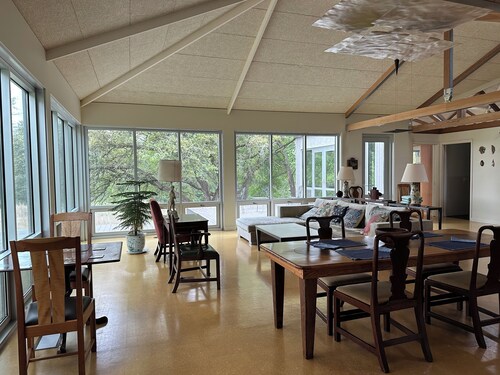 Hidden Gem on the prairie, a house of light and ease