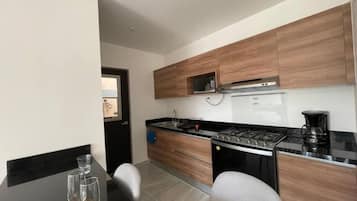 KĂŒhlschrank, Mikrowelle, Ofen, Herdplatte