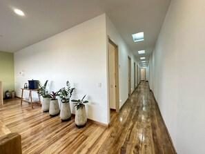 32-Zoll-Flachbildfernseher mit Kabelempfang, Fußbodenheizung