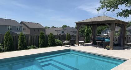 Spacious 5-bedroom house with pool! Sleeps 11