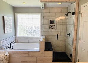 Shower, hair dryer, towels, soap - Spacious 5-bedroom house with pool! Derby ready! Sleeps 11 (Louisville)