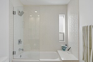 Een douche, een haardroger, handdoeken, toiletpapier