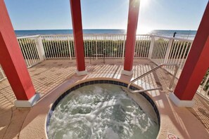Outdoor spa tub - Beachfront 2 bedroom condo at the Majestic Resort (Panama City Beach)