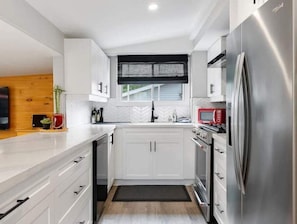 Réfrigérateur, four à micro-ondes, un four, surface de cuisson