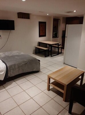 1 quarto, escrivaninha, ferros/tábuas de passar roupa, Wi-Fi de cortesia