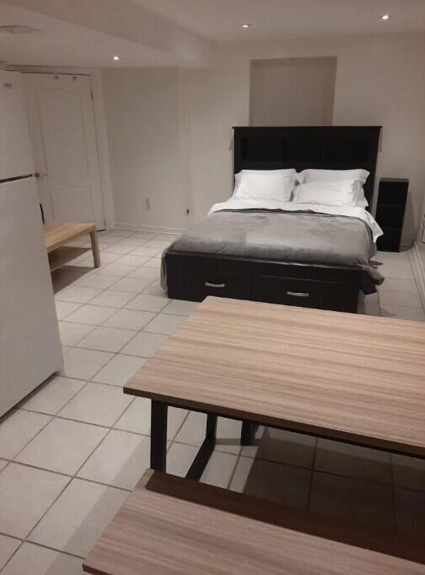 1 quarto, escrivaninha, ferros/tábuas de passar roupa, Wi-Fi de cortesia