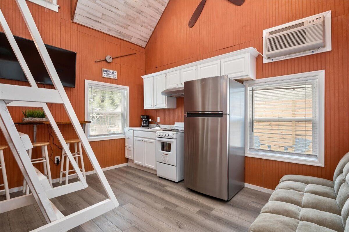 Fridge, microwave, oven