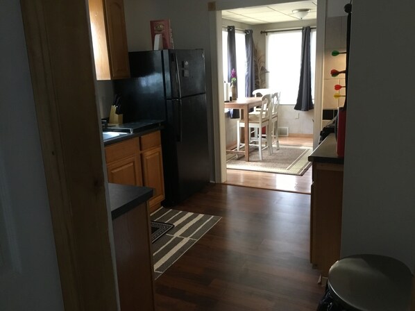 Kühlschrank, Mikrowelle, Herdplatte, Wasserkocher mit Kaffee-/Teezubehör