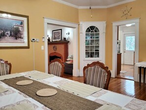 4 habitaciones, tabla de planchar con plancha, wifi y ropa de cama 