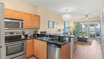 Geladeira, micro-ondas, fogão, cooktop