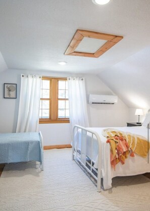 4 bedrooms, WiFi, bed sheets - Cozy Home in the Country (Hendersonville)