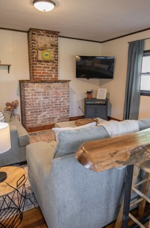 Smart TV, books - Cozy Home in the Country (Hendersonville)