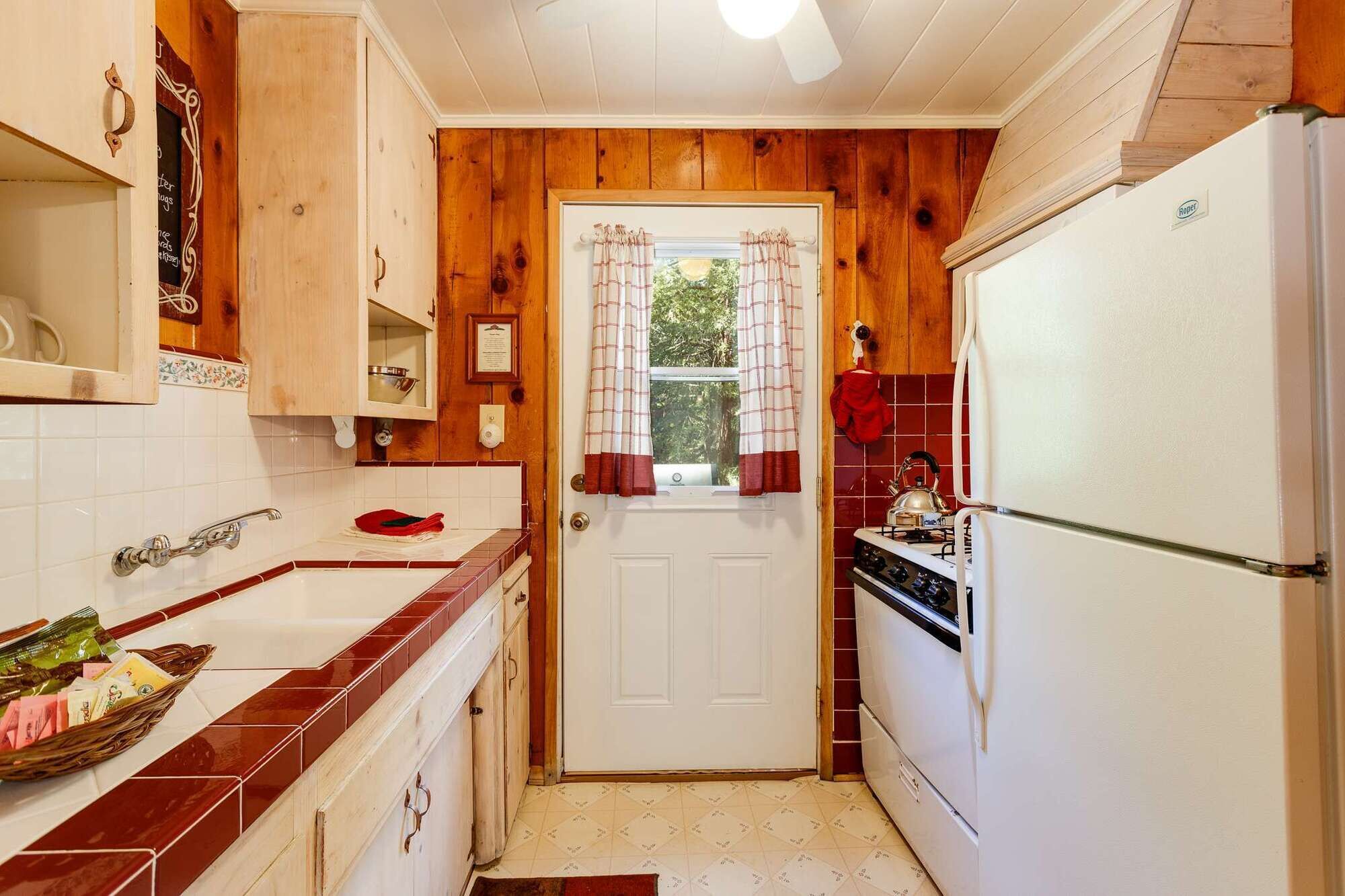 Kahvin-/teenkeitin, keittoastiat/astiat/ruokailuvälineet