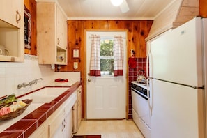 Kahvin-/teenkeitin, keittoastiat/astiat/ruokailuvälineet