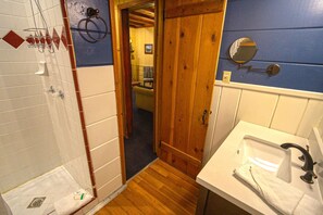 Suihku, hiustenkuivaaja, pyyhkeet