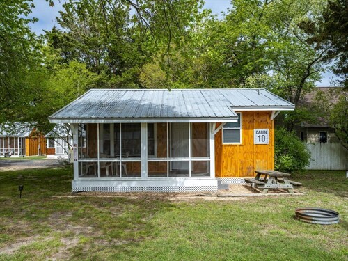 Come relax in a 2br cabin at Beach Bum West-O!